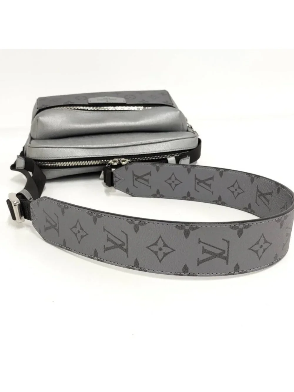Louis Vuitton Outdoor Messenger Taigarama Taiga Leather